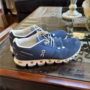 On cloud Running women’s 6.5 excellent Blue Athletic Shoes like new